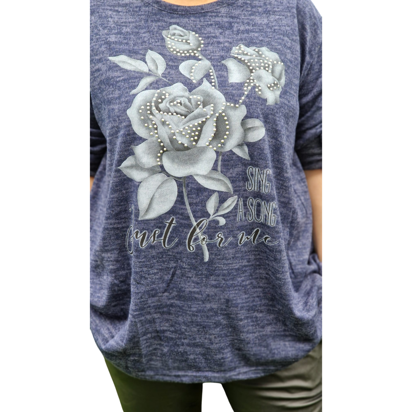 Pullover mit Rosendruck und Strasssteinen